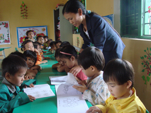 Chi lớp học mầm non xóm Tân Phúc, xã Bảo Hiệu (Yên Thủy) được xây dựng và đi vào hoạt động bằng phương thức XHHGD, tạo điều kiện cho con em di dân vùng sạt lở được học hành.
