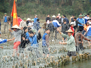 Hưởng ứng Tháng Thanh niên năm 2012 với chủ đề “Tuổi trẻ chung tay xây dựng nông thôn mới”, ĐV- TN huyện Kim Bôi tham gia đắp bai chống hạn phục vụ sản xuất tại xã Kim Bôi.