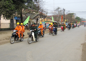 Đong đảo cán bộ, CNVC lao động huyện KIm Bôi đã tham gia diễu hành hưởng ứng Tuần lễ Quốc gia về VSATLĐ - PCCN năm 2012.