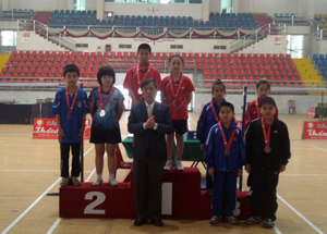 Đ/C Nguyễn Minh Thành, GĐ Sở GD&ĐT trao huy chương cho các VĐV bóng bàn nội dung đôi nam nữ tiểu học tại HKPĐ toàn quốc khu vực I - tại Phú Thọ.