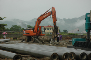 Các nhà thầu đang khẩn trương xây dựng hạ tầng khu dan cư Trung tâm Thương mại - Dịch vụ bờ trái sông Đà (TP Hoà Bình).

