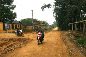 Đường GTNT xã Phú Vinh (Tân Lạc) được bê tông hóa.