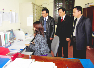 Đồng chí Bùi Văn Nỏm, Bí thư Huyện ủy Lạc Sơn (đứng giữa) kiểm tra công tác lưu trữ hồ sơ cán bộ, đảng viên tại Ban Tổ chức Huyện ủy.