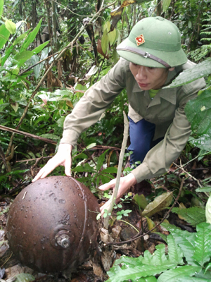 Quả bom được người dân xã Tu Lý (Đà Bắc) phát hiện tại khu vực đồi Suối Củ.