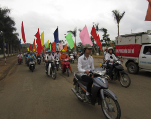 Ngay sau lễ phát động, đông đảo cán bộ, CNV, lao động huyện Cao Phong đã tham gia diễu hành hưởng ứng Tuần lễ Quốc gia về VSATLĐ - PCCN năm 2012.