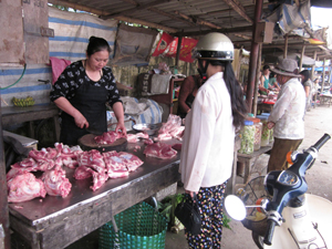 Sau tin không phát hiện vi phạm sử dụng chất cấm tạo nạc, người tiêu dùng đã quay lại dùng thịt lợn trong tỉnh (ảnh tại chợ Nghĩa Phương).