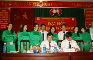 Tại Đại hội, lãnh đạo Chi nhánh NHNo&PTNT Hoà Bình và đại diện người lao động đã ký kết thoả ước lao động tập thể.