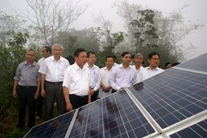 Đồng chí Bùi Văn Tỉnh, UVTƯ Đảng, Chủ tịch UBND tỉnh thị sát dự án ứng dụng công nghệ năng lượng mặt trời tại xóm Mừng, xã Xuân Phong (Cao Phong).