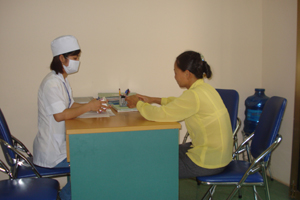 Cán bộ Trung tâm Phòng, chống bệnh xã hội tỉnh tư vấn, phát thuốc miễn phí cho bệnh nhân lao.