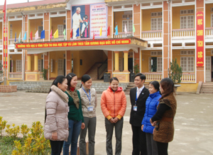 Lãnh đạo công đoàn và chuyên môn cùng các đoàn viên công đoàn trường tiểu học B Vĩnh Tiến thường xuyên trao đổi để rút kinh nghiệm trong phối hợp công tác.