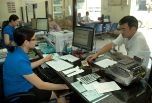 Chi nhánh NHNo&PTNT Phương Lâm (TP Hoà Bình) tạo điều kiện cho nhiều tiểu thương vay vốn sản xuất kinh doanh.