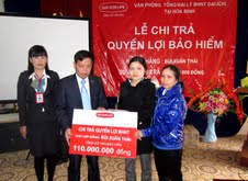 Đại diện Công ty BHNT Dai - ichi tại Hòa Bình chi trả quyền lợi bảo hiểm tử vong cho gia đình ông Bùi Xuân Thái với tổng số tiền bảo hiểm 110 triệu đồng