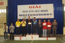 Đồng chí Đinh Văn Ổn, TBT Báo Hòa Bình trao giải cho các VĐV ở nội dung đôi nam quần vợt lãnh đạo.