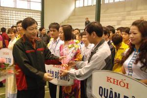 Đồng chí Bùi Văn Cửu, Phó Chủ tịch Thường trực UBND tỉnh, tặng hoa các sở, ban, ngành, đoàn thể dự lễ phát động.