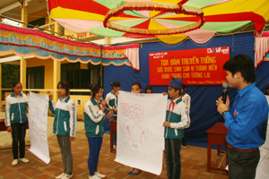 Các em học sinh trường THCS xã Phú Minh (Kỳ Sơn) tham gia thi vẽ tìm hiểu về lứa tuổi vị thành niên.
 
