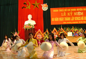 Đội văn nghệ trường mầm non Hoa Mai (TT Đà Bắc) thường xuyên tham gia biểu diễn vào các ngày lễ kỷ niệm của huyện, thị trấn.