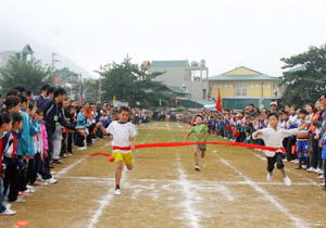 Thành tích của đoàn Hòa Bình tại HKPĐ toàn quốc lần thứ 8, khu vực I có xuất phát điểm từ phong trào thể thao học đường sâu rộng. (ảnh học sinh huyên Mai Châu tại kỳ HKPĐ huyện năm 2011).