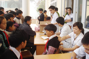ĐVTN Khối các cơ quan tỉnh khám, cấp thuôc miễn phí cho nhân dân xã Hang Kia, Pà Cò (Mai Châu).