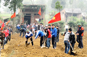 Hưởng ứng Tháng thanh niên 2012, ĐV-TN huyện Kim Bôi tham gia làm đường GTNT tại xã Mỵ Hòa. ảnh: Nguyễn Thủy (Huyện Đoàn Kim Bôi).