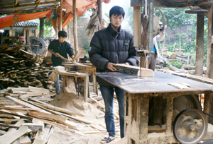Xưởng sản xuất đồ mộc của gia đình đoàn viên Vũ Viết Tuấn, thôn Cố Thổ (Hòa Sơn) giải quyết việc làm thường xuyên cho từ 8-10 lao động địa phương.