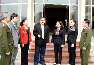 Đồng chí Hoàng Việt Cường, Bí thư Tỉnh ủy trao đổi thông tin với các đại biểu dự hội nghị.