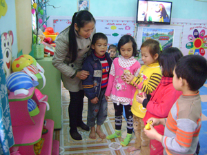 Xã Dân Hòa (Kỳ Sơn) đã hoàn thành PCGDMN cho trẻ 5 tuổi vào tháng 4/2011. Trong ảnh: Cô và trò trường mầm non Hoa Phượng trong giờ học trực quan nhận biết các đồ vật.