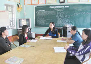 Giáo viên trường tiểu học Kim Tiến  trao đổi kinh nghiệm giảng dạy.
