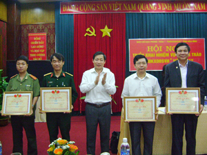 Đồng chí Bùi Văn Cửu, Phó CT TT UBND tỉnh trao tặng bằng khen của Chủ tịch UBND tỉnh cho các đơn vị xuất sắc trong phong trào TDĐKXDĐSVH.
