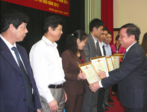 Đ/c Bùi Văn Tỉnh, Chủ tịch UBND tỉnh trao bằng khen cho các cá nhân có thành tích xuất sắc trong tổ chức triển khai phong trào thi đua của Cụm.