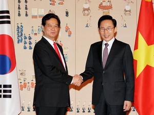 Tổng thống Hàn Quốc Lee Myung-bak đón Thủ tướng Nguyễn Tấn Dũng tại Phủ Tổng thống ở Thủ đô Seoul.
