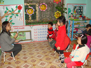 Giờ học của cô và trò lớp 5 tuổi của trường mầm non Hoa Hồng (thị trấn Kỳ Sơn - huyện Kỳ Sơn)