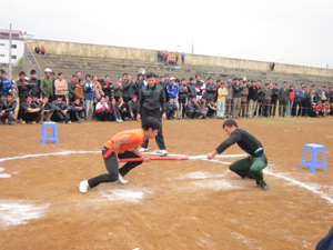 VĐV Bùi Văn Núi (bên trái) của xã Dũng Phong đã giành được giải nhất nội dung  đẩy gậy hạng cân trên 74 kg tại giải bắn Nỏ - kéo co - đẩy gậy huyện Cao Phong năm 2012.