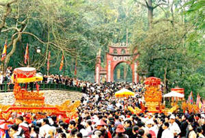Lễ hội đền Hùng được tổ chức hàng năm,  thu hút đông đảo khách thập phương.