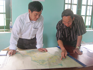 Bản đồ đo đạc giao đất khoán rừng năm 1994 (tờ bản đồ số 5) của xã Thanh Hối (Tân Lạc) đã được lập không đúng với thực tế. Trong ảnh: Cán bộ địa chính xã Thanh Hối rà soát, đối chiếu bản đồ giao đất, khoán rừng cho các hộ dân.