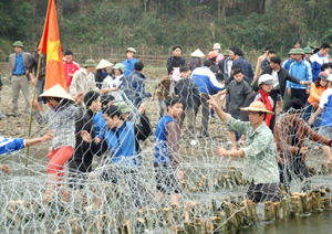 ĐV- TN huyện Kim Bôi tham gia đắp bai chống hạn phục vụ sản xuất tại xã Kim Bôi.