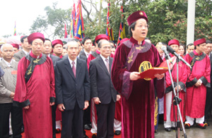 Chủ tịch Quốc hội Nguyễn Sinh Hùng và các đại biểu trang nghiêm, thành kính nghe Chúc văn tưởng nhớ các vua Hùng.