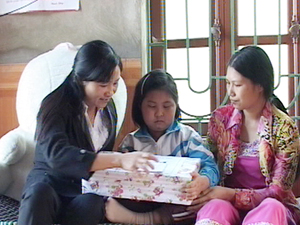 Lãnh đạo Hội LHPN Lạc Thủy tặng quà cho trẻ em có hoàn cảnh khó khăn ở xã Lạc Long.
(Ảnh: Tuấn Hưng)