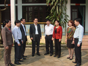 Đồng chí Nguyễn Văn Quang, Phó Bí thư TT Tỉnh uỷ, Chủ tịch HĐND tỉnh cùng trao đổi với các đồng chí trong BTV Đảng ủy Khối các cơ quan tỉnh.