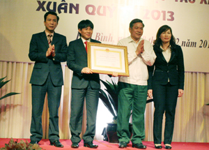 Thừa ủy quyền của Chủ tịch nước, đồng chí Hoàng Việt Cường, Bí thư Tỉnh ủy trao Huân chương Lao động hạng ba cho Công ty TNHH MTV xổ số kiến thiết Hòa Bình.