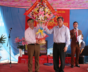 Đồng chí Trần Đăng Ninh, Phó Chủ tịch UBND tỉnh tặng hoa động viên Công ty CP Môi trường đô thị Hòa Binh.