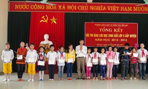 Lãnh đạo phòng GD&ĐT huyện Tân Lạc trao giấy chứng nhận học sinh giỏi cấp huyện cho các em đoạt giải.