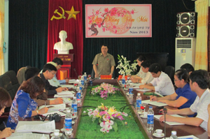 Đồng chí Nguyễn Tiến Sinh, Phó Trưởng Đoàn ĐBQH tỉnh phát biểu ý kiến tại hội nghị.