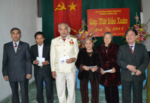 Chi hội đồng hương Thanh Oai, phường Phương Lâm tặng quà cho các hội viên cao tuổi.