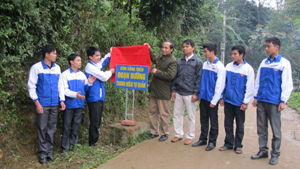 BTV Huyện đoàn gắn biển đoạn đường thanh niên tự quản tại xóm Sống Trên, xã Vĩnh Đồng.