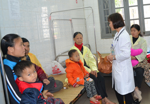 Bác sĩ khoa Nhi (Bệnh viện đa khoa tỉnh) tư vấn tiêm vắc xin phòng bệnh cho trẻ.