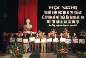 Lãnh đạo huyện Lạc Thủy trao giấy khen cho các tập thể, cá nhân có thành tích xuất sắc trong 15 năm thực hiện Nghị quyết Trung ương 5 (khóa VIII).