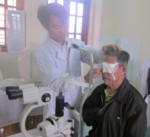 Bệnh nhân được khám, kiểm tra thị lực sau phẫu thuật đục thủy tinh thể.