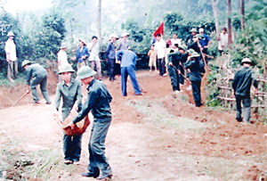 Lực lượng dân quân xã Mỹ Hòa (Tân Lạc) đóng góp ngày công  cùng với nhân dân cải tạo, nâng cấp đường giao thông nông thôn xóm Chùa.