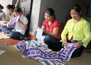 Hội viên phụ nữ xã Hạ Bì (Kim Bôi) phối hợp với Trung tâm dạy nghề Hội LHPN tỉnh tổ chức dạy nghề thêu, tạo việc làm và thu nhập cho phụ nữ nông thôn.