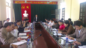 Đồng chí Nguyễn Văn Quang, Phó Bí thư Thường trực Tỉnh ủy, Chủ tịch HĐND tỉnh phát biểu chỉ đạo tại buổi làm việc với BTV Huyện ủy Lạc Sơn.
